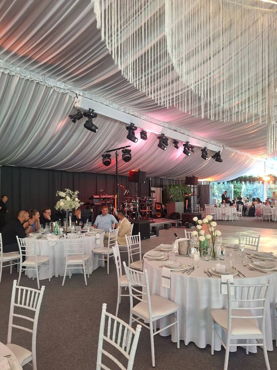 Uređen event šator za svadbu